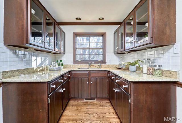 1652 Featherstone Drive, Town And Country, MO 63131