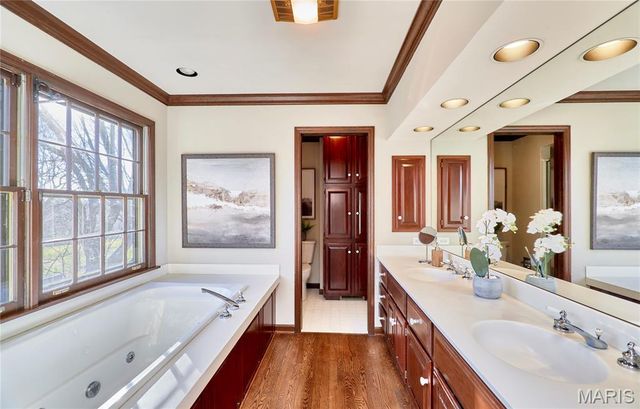 1652 Featherstone Drive, Town And Country, MO 63131