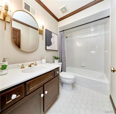 1652 Featherstone Drive, Town And Country, MO 63131