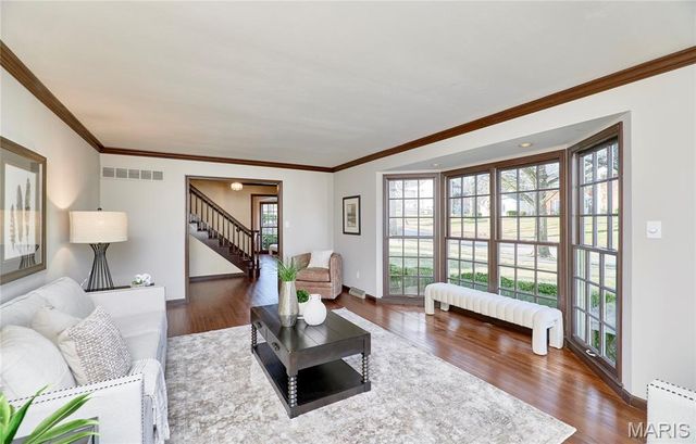 1652 Featherstone Drive, Town And Country, MO 63131