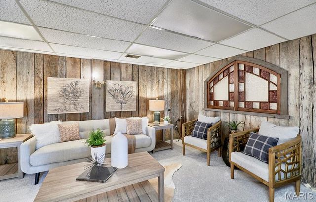 1652 Featherstone Drive, Town And Country, MO 63131