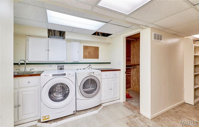 1652 Featherstone Drive, Town And Country, MO 63131