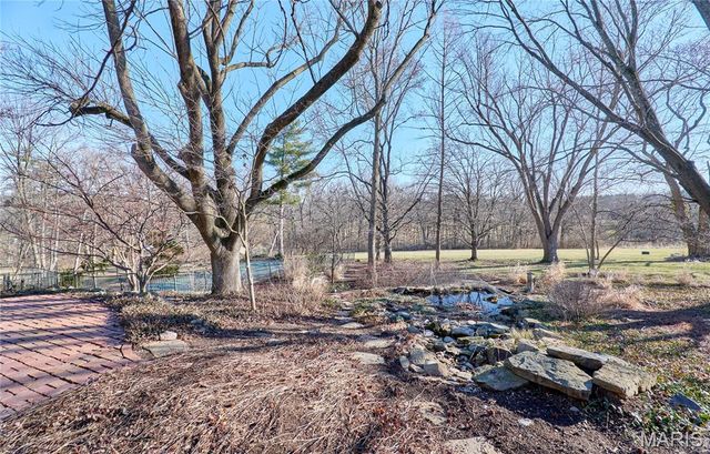 1652 Featherstone Drive, Town And Country, MO 63131