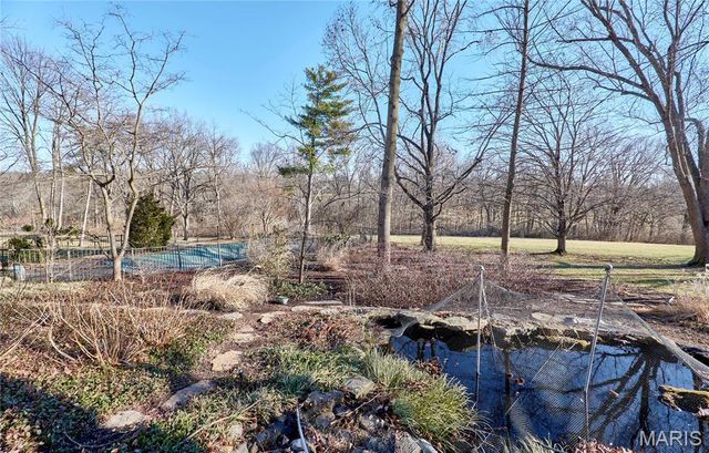 1652 Featherstone Drive, Town And Country, MO 63131