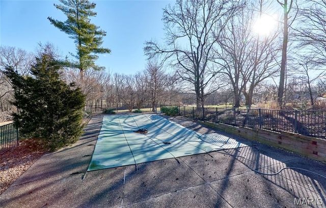 1652 Featherstone Drive, Town And Country, MO 63131