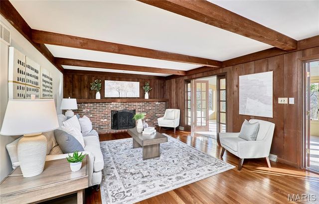 1652 Featherstone Drive, Town And Country, MO 63131