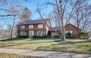 1652 Featherstone Drive, Town And Country, MO 63131