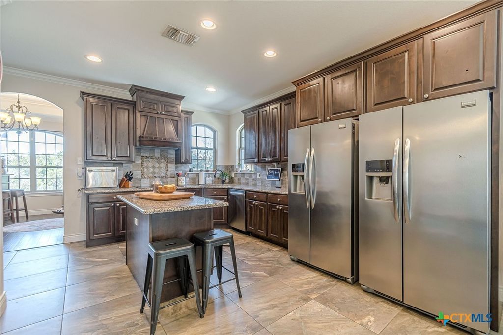Image 14 of property listing at 105 Windcliff Way, New Braunfels, TX 78132