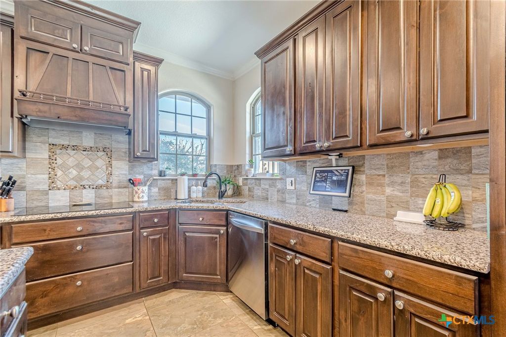 Image 15 of property listing at 105 Windcliff Way, New Braunfels, TX 78132