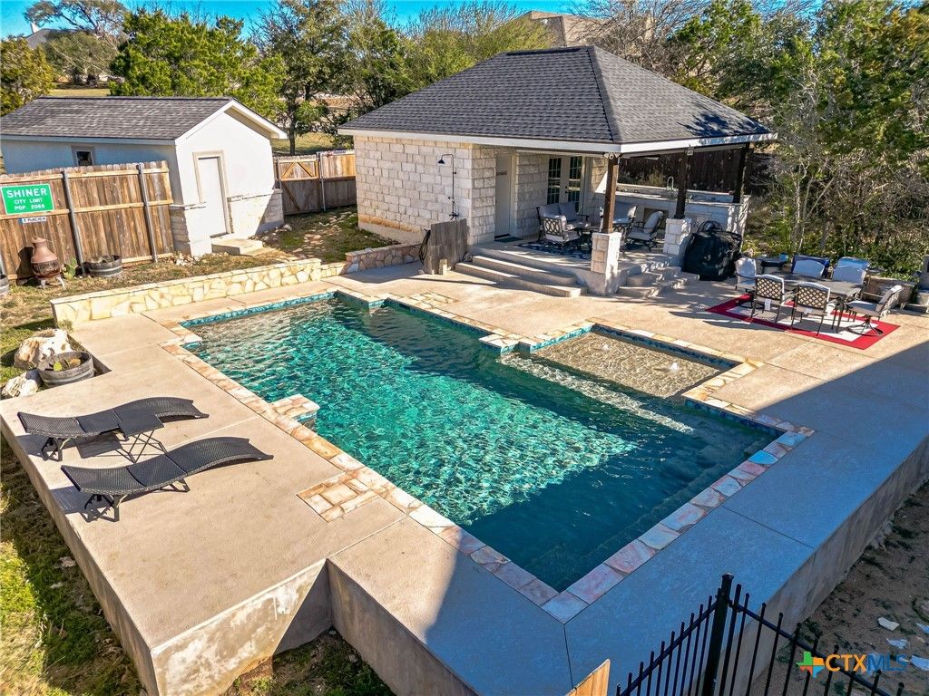 Image 4 of property listing at 105 Windcliff Way, New Braunfels, TX 78132