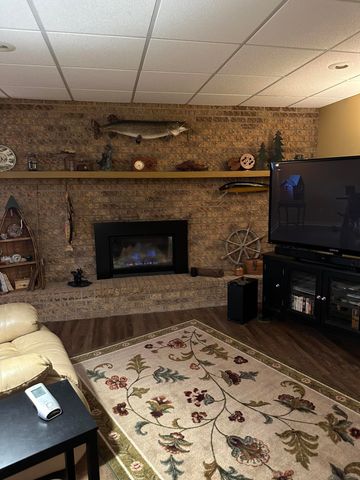 1889 JENNINGS Avenue, Council Bluffs, IA 51503