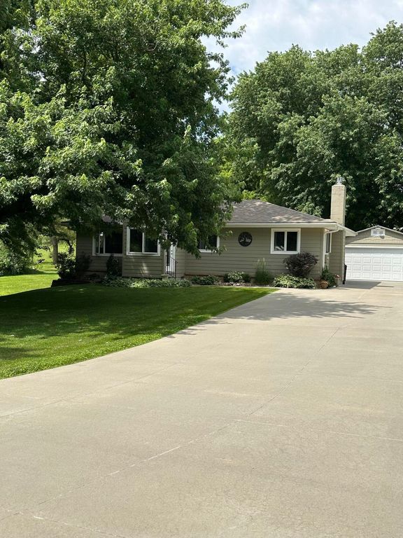 1889 JENNINGS Avenue, Council Bluffs, IA 51503