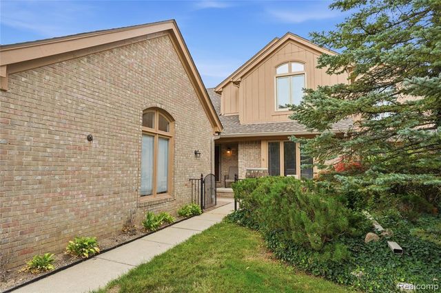 5828 Dawn Ridge Drive, Troy, MI 48098