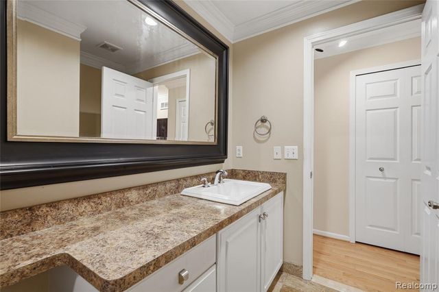 5828 Dawn Ridge Drive, Troy, MI 48098
