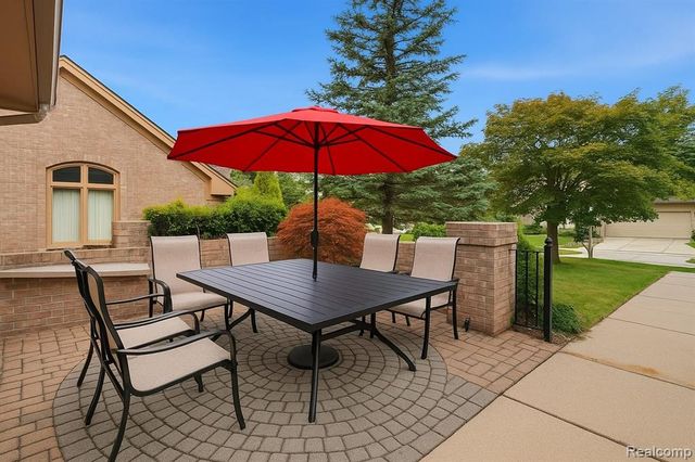 5828 Dawn Ridge Drive, Troy, MI 48098