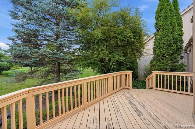 5828 Dawn Ridge Drive, Troy, MI 48098