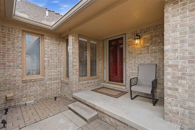5828 Dawn Ridge Drive, Troy, MI 48098