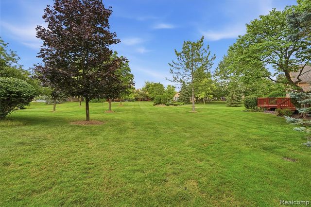 5828 Dawn Ridge Drive, Troy, MI 48098