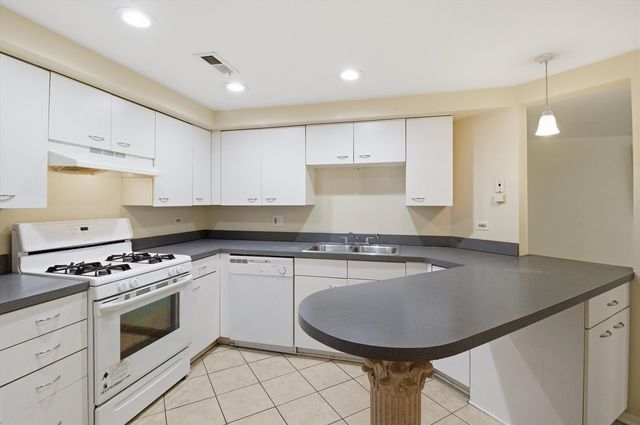 6337 Roosevelt Road 114, Berwyn, IL 60402