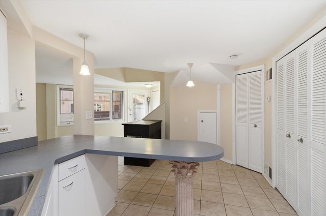 6337 Roosevelt Road 114, Berwyn, IL 60402