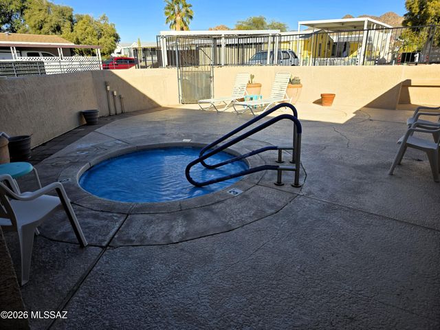 6195 S Foxhunt Drive, Tucson, AZ 85746