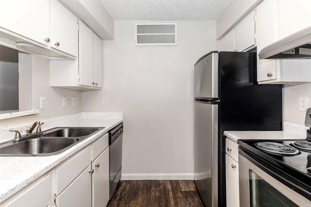 10402 Sandpiper Drive 10-138, Houston, TX 77096