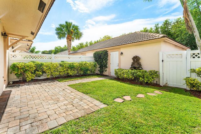 8058 Murano Circle, Palm Beach Gardens, FL 33418