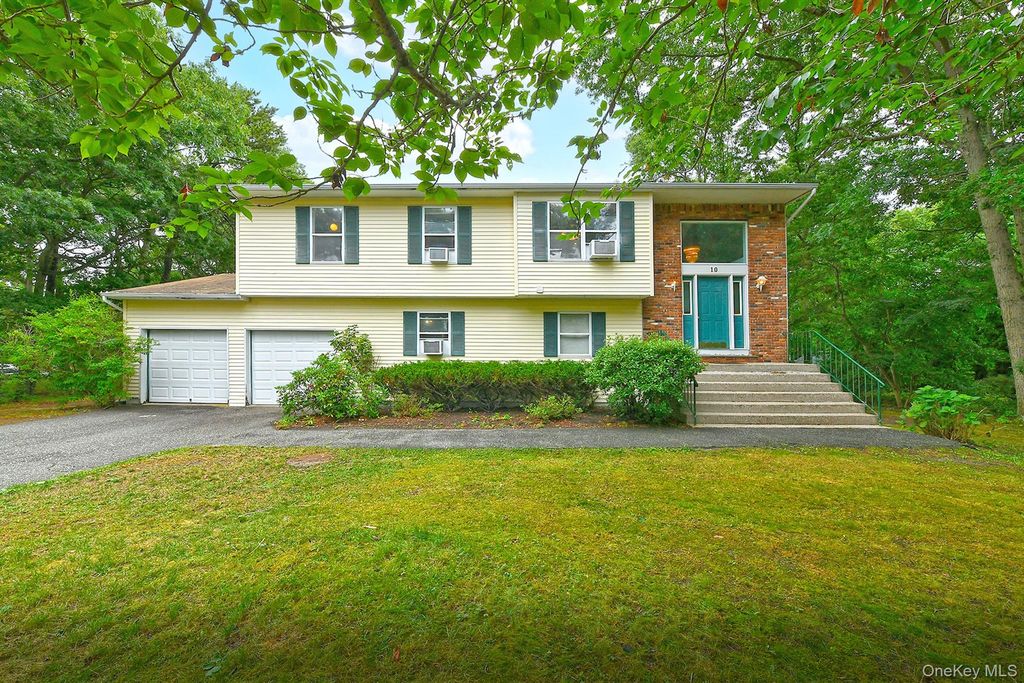 10 Woodbrook Circle, Holtsville, NY 11742