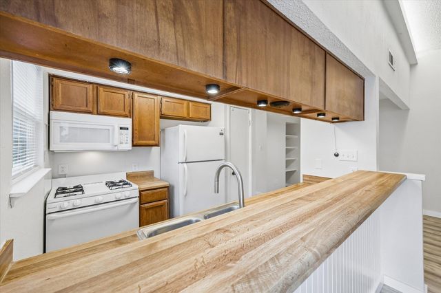 904 Sirocco DR A, Austin, TX 78745