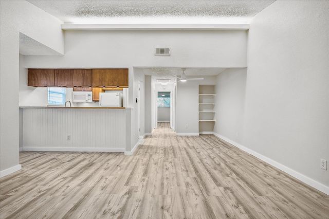 904 Sirocco DR A, Austin, TX 78745