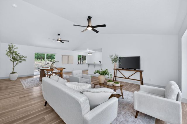 1418 N Del Rey Avenue, Sanger, CA 93657