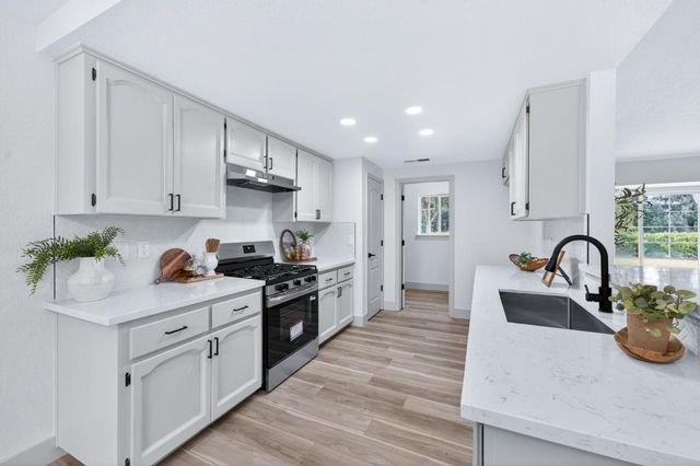 1418 N Del Rey Avenue, Sanger, CA 93657