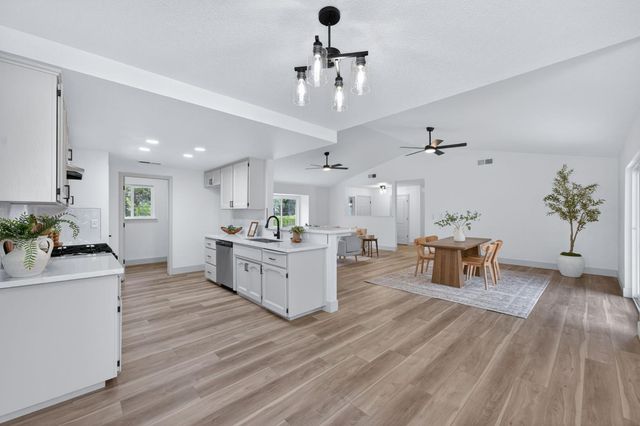 1418 N Del Rey Avenue, Sanger, CA 93657