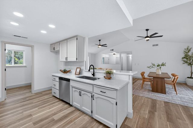 1418 N Del Rey Avenue, Sanger, CA 93657