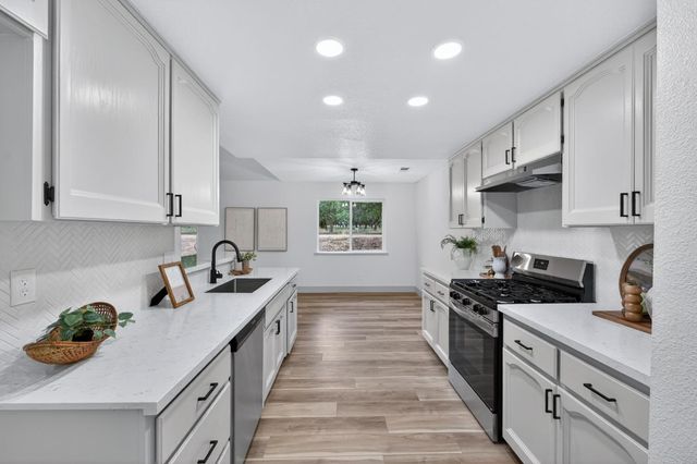 1418 N Del Rey Avenue, Sanger, CA 93657