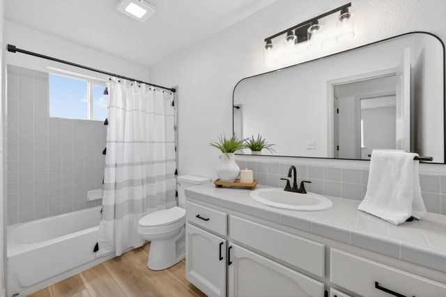 1418 N Del Rey Avenue, Sanger, CA 93657