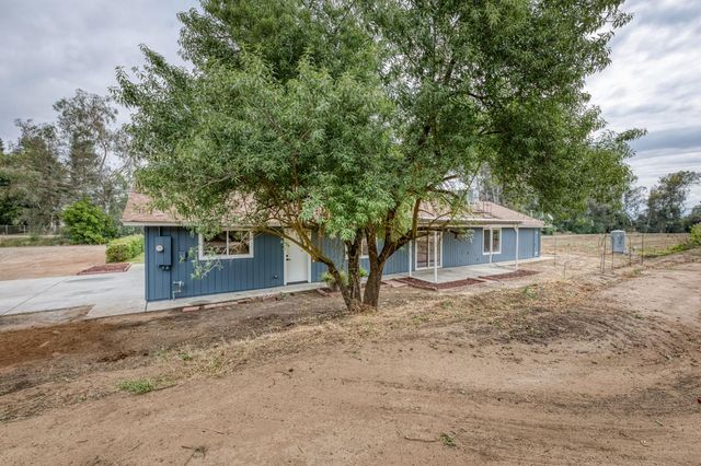1418 N Del Rey Avenue, Sanger, CA 93657