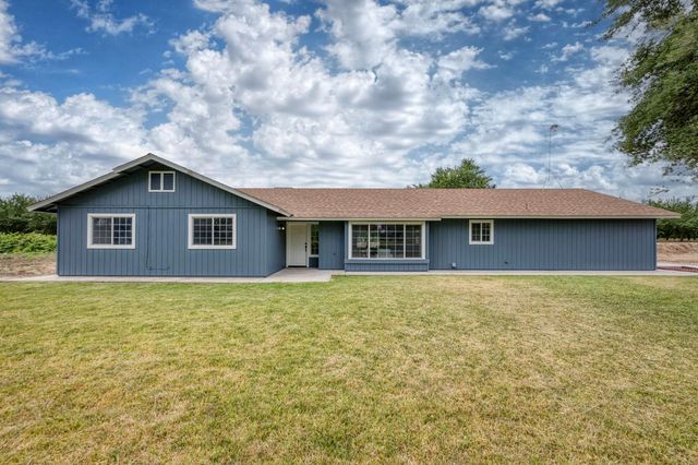 1418 N Del Rey Avenue, Sanger, CA 93657