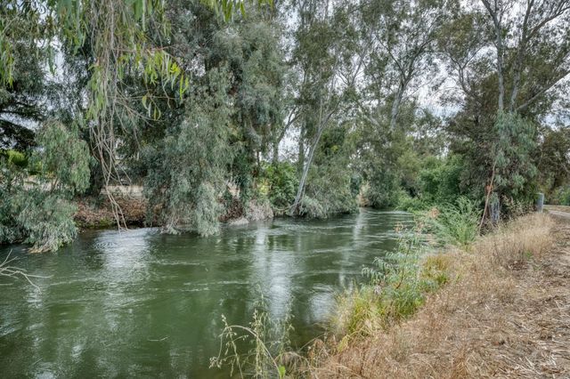 1418 N Del Rey Avenue, Sanger, CA 93657