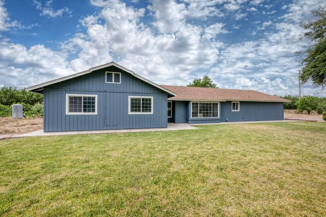 1418 N Del Rey Avenue, Sanger, CA 93657
