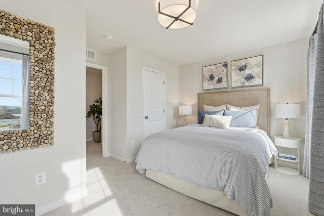 439 PRESIDENTS POINTE AVE, Ranson, WV 25438