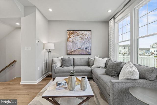 439 PRESIDENTS POINTE AVE, Ranson, WV 25438