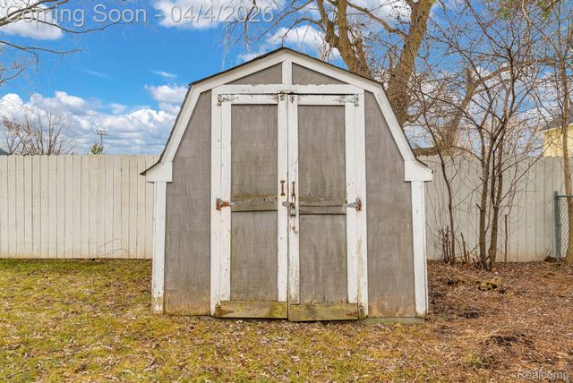 527 Turrill Avenue, Lapeer, MI 48446