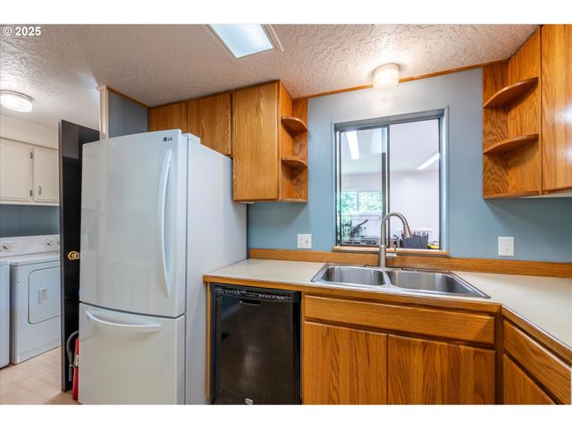 93126 SNEDDEN Ln, Coos Bay, OR 97420