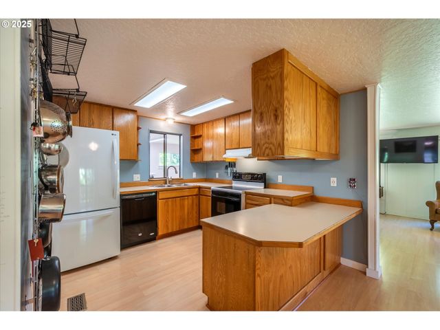 93126 SNEDDEN Ln, Coos Bay, OR 97420