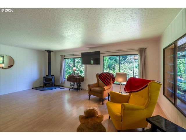 93126 SNEDDEN Ln, Coos Bay, OR 97420