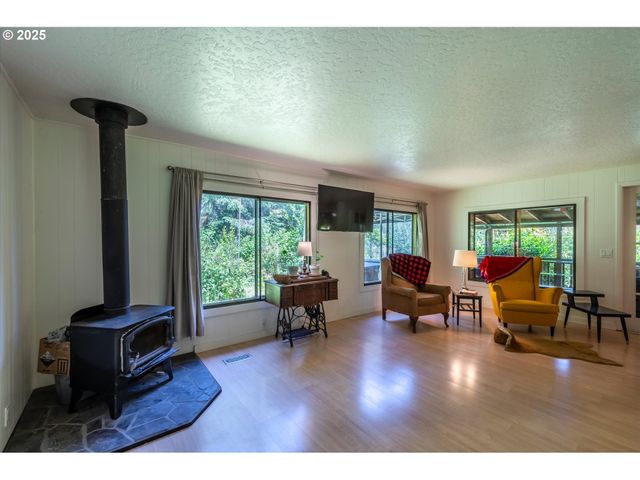 93126 SNEDDEN Ln, Coos Bay, OR 97420