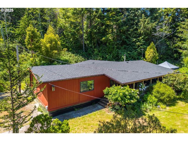 93126 SNEDDEN Ln, Coos Bay, OR 97420