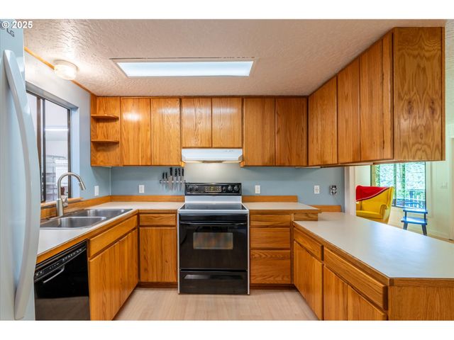 93126 SNEDDEN Ln, Coos Bay, OR 97420