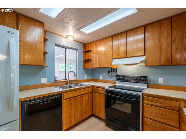 93126 SNEDDEN Ln, Coos Bay, OR 97420
